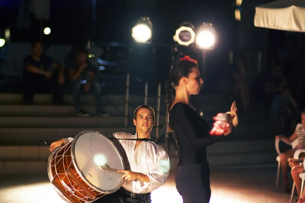 Danças nacionais búlgaras em um pequeno palco — Fotografia de Stock