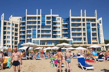 Bir plaj ve otel denizden görüntülemek