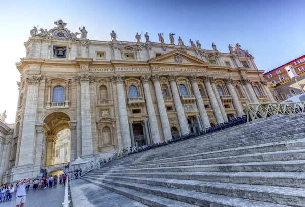 Sint-Pieter Basiliek gevel, Roma, Italië — Stockfoto