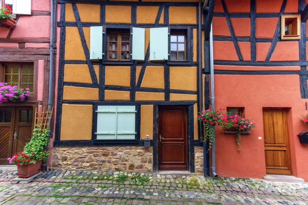 Εφοδιασμένα με ξύλα σπίτια σε Eguisheim street, Αλσατία, Γαλλία — Φωτογραφία Αρχείου