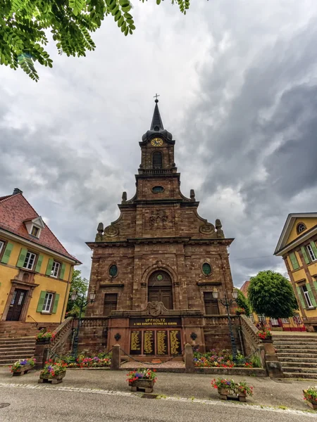 Gereja Saint-Erasme dan ww1 memorial, Uffholtz, Alsace, Perancis — Stok Foto