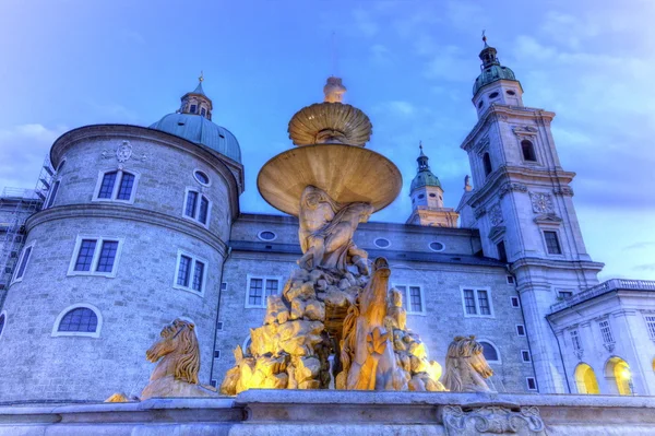 Kašna a katedrála na Residenzplatz v Salzburgu, Rakousko — Stock fotografie