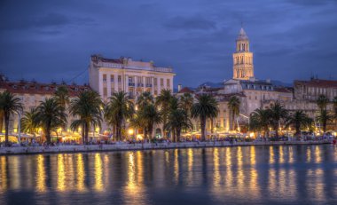 Riva waterfront, evleri ve Saint Domnius Katedrali, Dujam, Duje, çan kulesi eski şehir gece, Split, Hırvatistan, Hdr