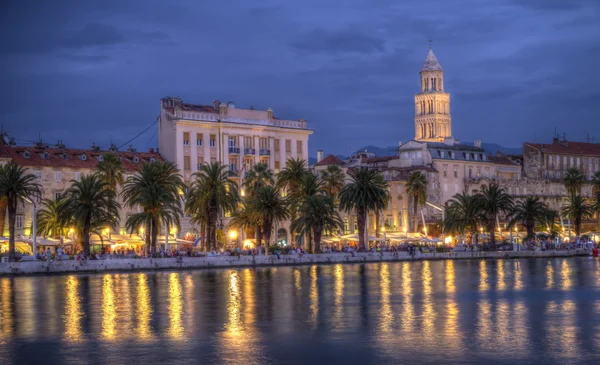 Riva lungomare, case e Cattedrale di San Domnius, Dujam, Duje, campanile Città vecchia di notte, Split, Croazia, HDR — Foto Stock