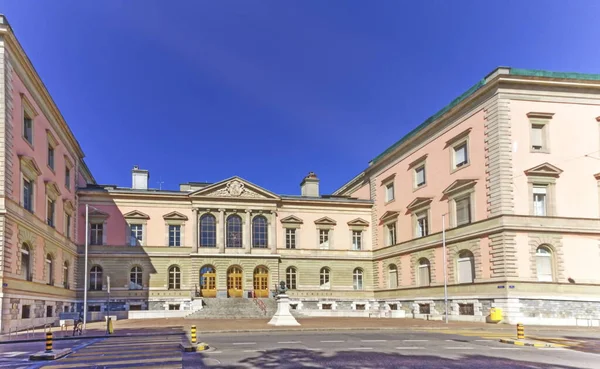 Здание Университета Бастионов, Женева, Швейцария — стоковое фото