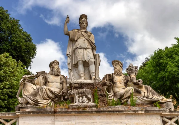 イタリア、ローマのポポロ広場(Piazza del Popolo)のフォンタナ・デル・ネットトゥーノ — ストック写真