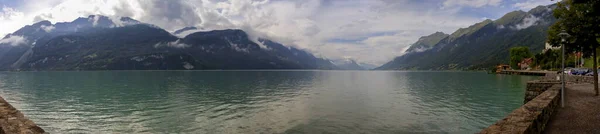 Panorama en el lago Brienz y las montañas de los Alpes, Suiza —  Fotos de Stock