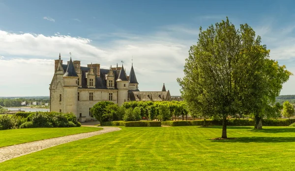 Hermoso jardín y castillo Chateau dAmboise, Valle del Loira, Francia. — Foto de Stock