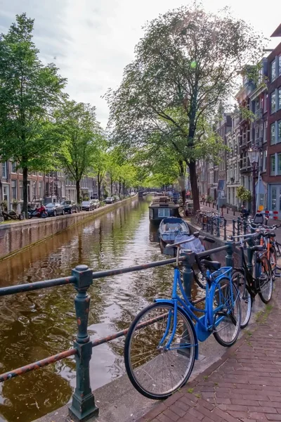 Edifícios típicos, canais e bicicletas em Amsterdam, Países Bajos — Fotografia de Stock