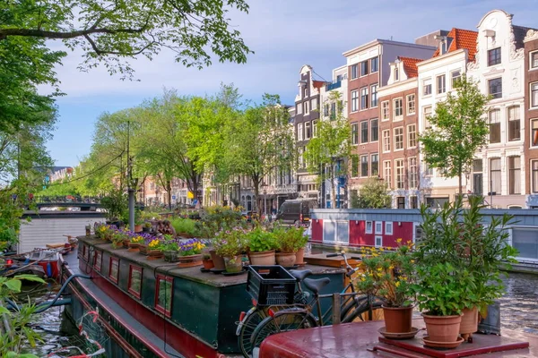 Typical buildings and canal in Amsterdam, Netherlands — Stock Photo, Image