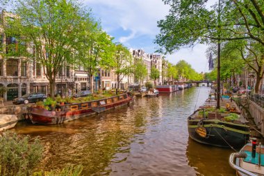 Hollanda, Amsterdam 'da tipik binalar ve kanallar