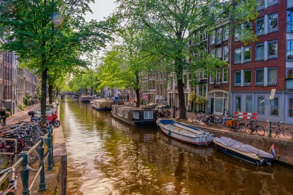 Typical buildings and canal in Amsterdam, Netherlands — Stock Photo, Image