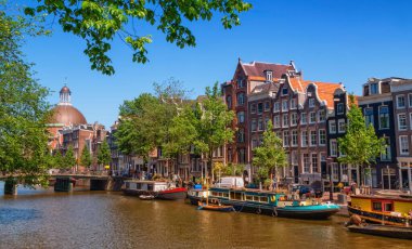 Hollanda, Amsterdam 'da tipik binalar ve kanallar