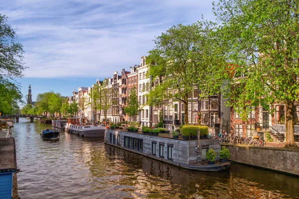 Typical buildings and canal in Amsterdam, Netherlands — Stock Photo, Image