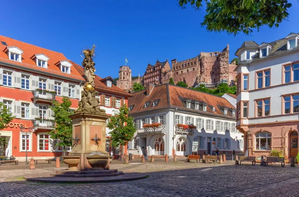 Madonnenstatue auf Kornmarkt und Schloss in Heidelberg, — Stockfoto