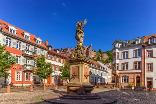 Madonna statyn på Kornmarkt torg och slott i Heidelberg, — Stockfoto