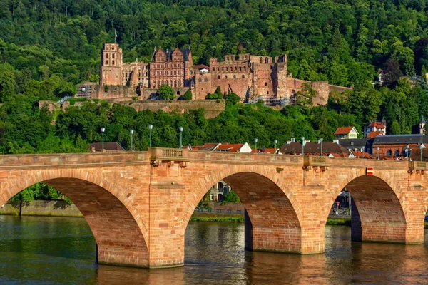 Karl Theodor brug, rivier Neckar en kasteel in Heidelberg, Germ — Stockfoto