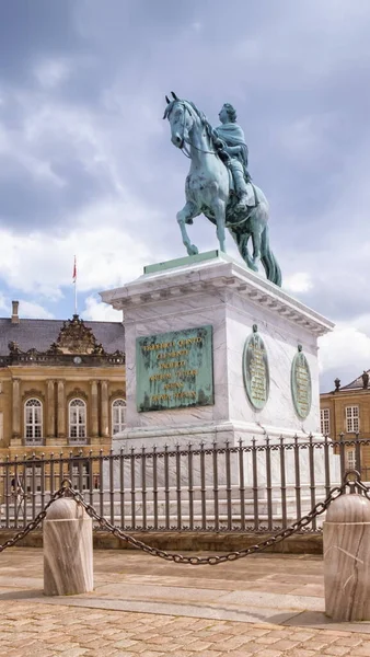 Statua di Federico V di Jacques Francois Joseph Saly, Piazza del Palazzo Amalienborg a Copenaghen, Danimarca — Foto Stock
