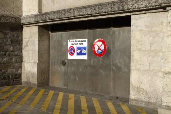 French tow away sign on parking door — Stock Photo, Image