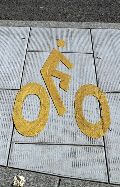 在人行道上的自行车符号路径 — 图库照片