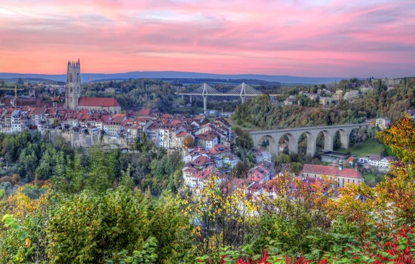 Uitzicht op de kathedraal, de brug van Poya en Zaehringen, Fribourg, Zwitserland, HDR — Stockfoto