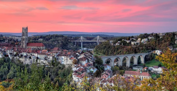 Kilátás katedrális, Poya és Zaehringen híd, Fribourg, Svájc, HDR — Stock Fotó