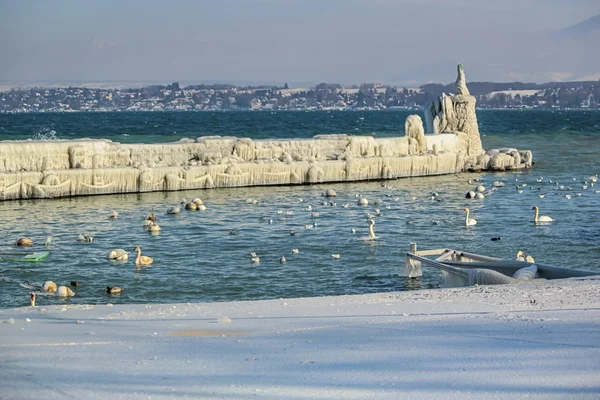 Frozen jetty and lighthouse at Versoix, Geneva, Switzerland — Stock Photo, Image