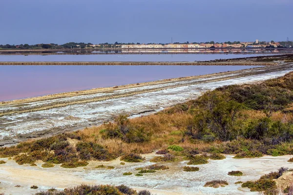 Stagni di evaporazione del sale, Salin-de-Giraud, Camargue, Francia — Foto Stock