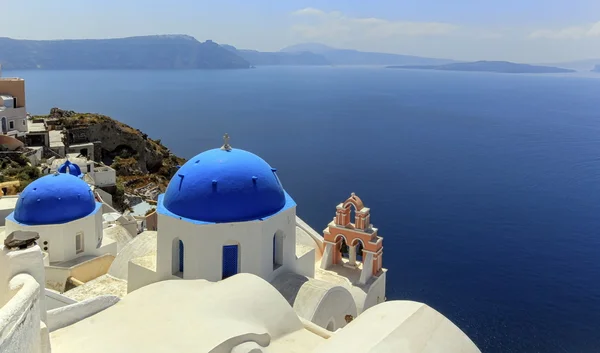 Domos de iglesia en Oia, Santorini, Grecia —  Fotos de Stock