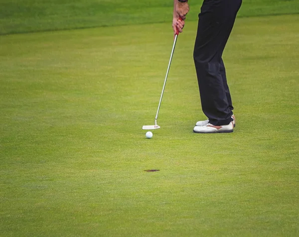 Jogador de golfe no verde — Fotografia de Stock