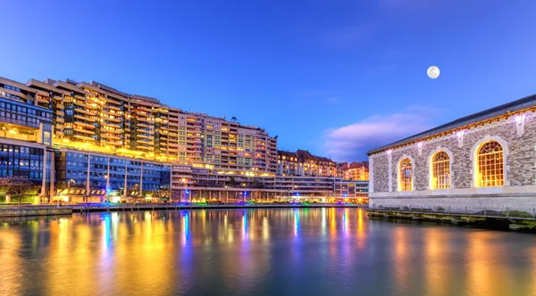 BFM, gebouwen en Rhone rivier, Genève (Zwitserland), Hdr — Stockfoto