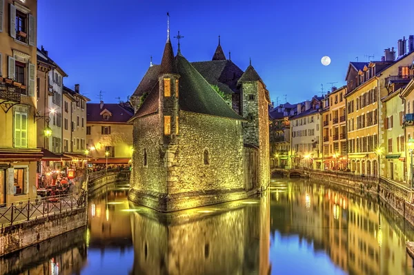 Palais de lIle carcere e canale nella città vecchia di Annecy, Francia, HDR — Foto Stock