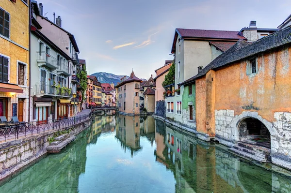 Quai de lIle och kanal i Annecy gamla stad, Frankrike, HDR — Stockfoto