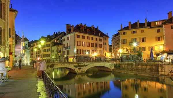 Cadeia de lile de Palais, ponte Perriere e canal na cidade velha de Annecy, França, Hdr — Fotografia de Stock