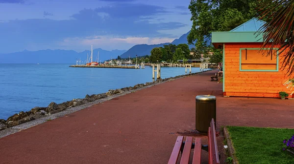 Paseo Evian-les-bains cerca del lago Geneva, Francia — Foto de Stock