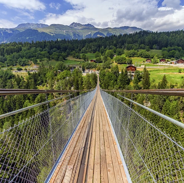 Ponte suspensa sobre o desfiladeiro de Lama no cantão de Valais, Suíça — Fotografia de Stock