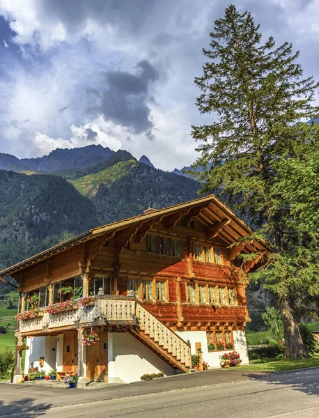 Dům v Guttannen vesnici, kanton Bern, Švýcarsko — Stock fotografie