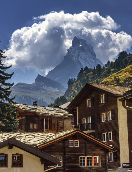 Matterhorn and Zermatt village houses, Switzerland — Stock Photo, Image