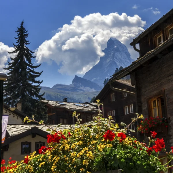 Matterhorn and Zermatt village houses, Switzerland — Stock Photo, Image