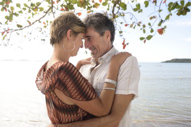 mutlu çiftimiz tatil sarılma üzerinde