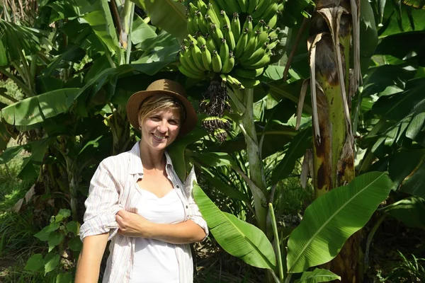 Mulher visitando plantação de banana — Fotografia de Stock