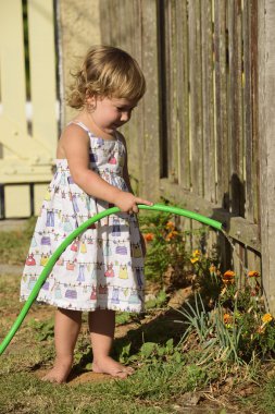 çocuk bahçesinde çiçek sulama