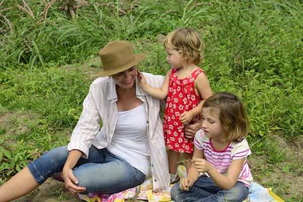 Mère et filles jouant à l'extérieur — Photo