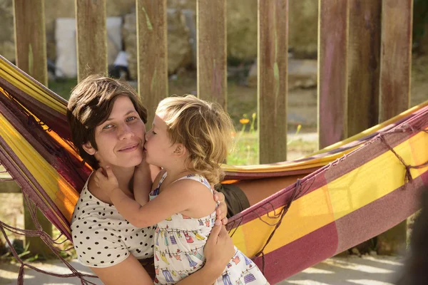 Madre e hija relajándose en hamaca — Foto de Stock