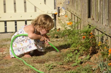 çocuk bahçesinde çiçek sulama