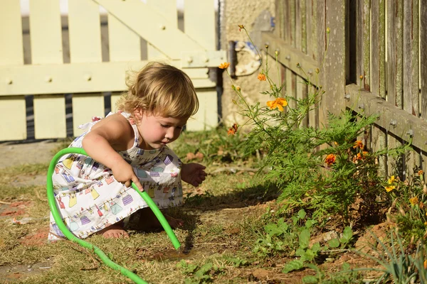 çocuk bahçesinde çiçek sulama