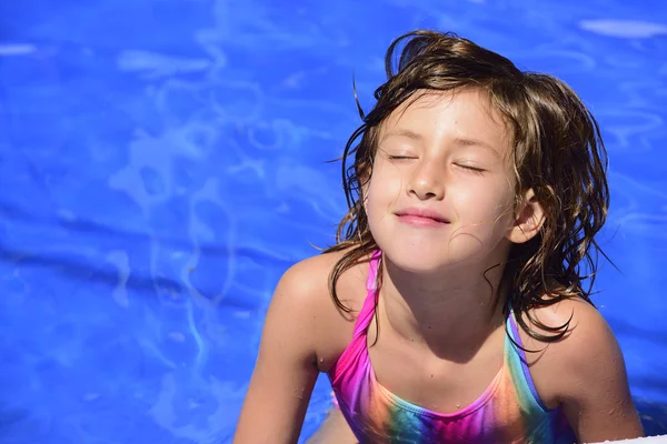 Niño relajándose en la piscina tomando el sol —  Fotos de Stock