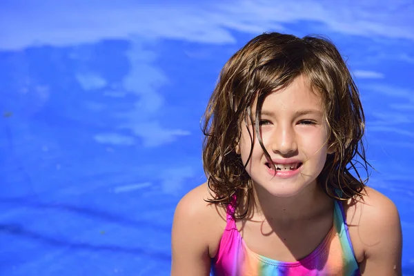 Kid in pool with copyspace — Stock Photo, Image