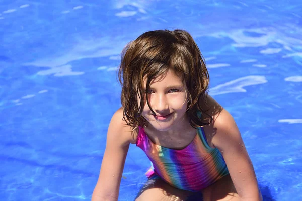 Kid in pool with copyspace — Stock Photo, Image