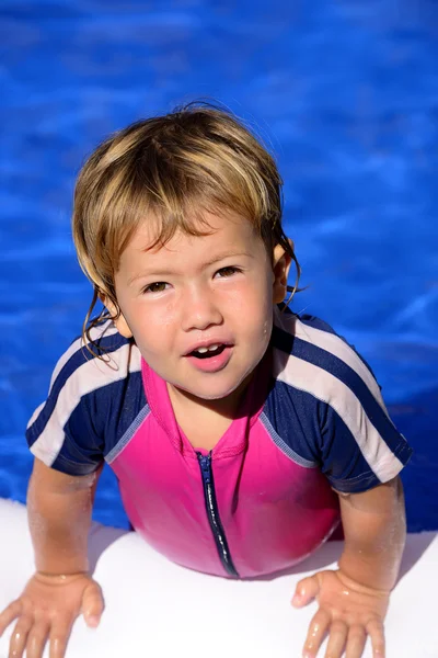 Kind mit Sonnenschutz-Badebekleidung — Stockfoto